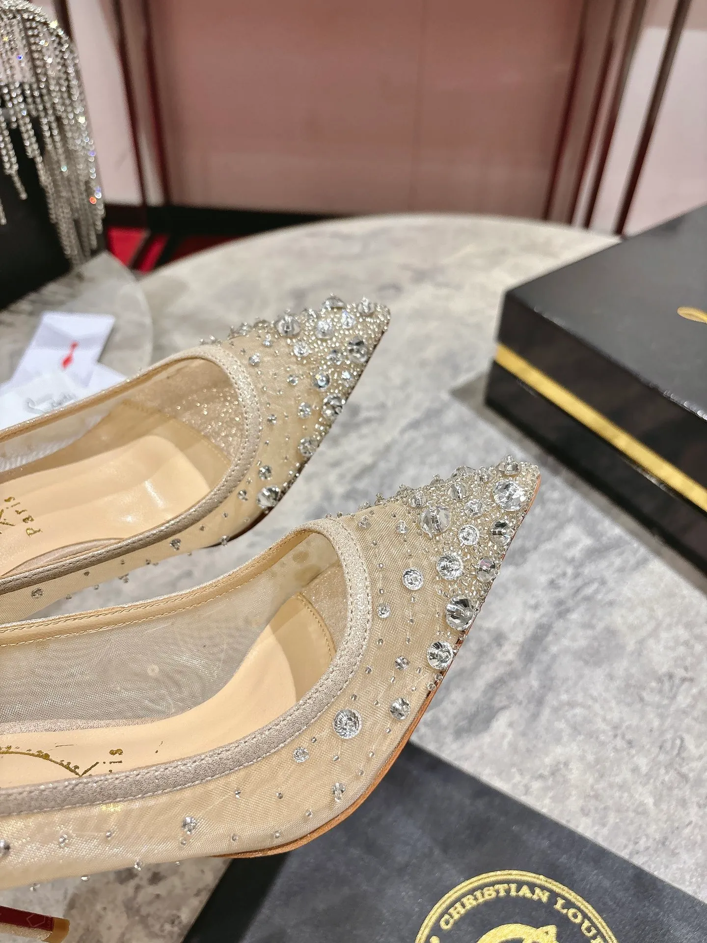 👟👟Ex-factory price 740👟👟 🆑❥∙ Mesh seam drill (single shoe)🦋✪ꫛꫀw.✔︎ This style features a slightly pointed toe made from white mesh with crystal beads and diamonds, a 65mm heel height, hand-placed crystals added to the front, and our signature Louboutin red sole with Christian Louboutin's signature and heart-shaped imprint logo on the insole. Size: 34 yards-42 yards (34.40.41.42. Customized, non-returnable and non-exchangeable‼️) Heel height: 6.5cm Color: White Apricot